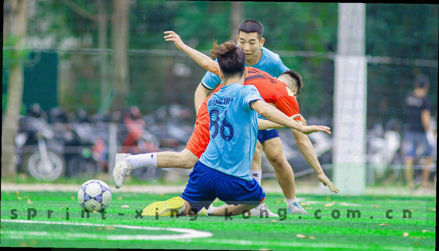 射门落点热力与曲线叠加的抽象数据图，深蓝底色上分布暖橙色散点